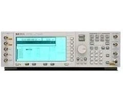 Defnyddiwyd generadur signal Agilent E4421B